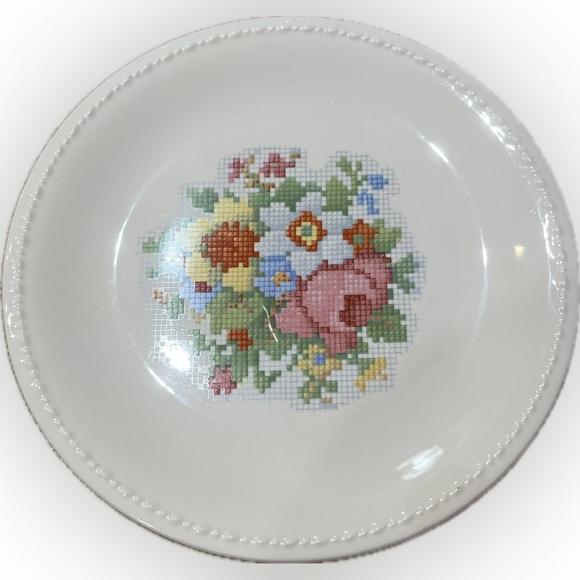 TaylorSmith Taylor Other - VINTAGE TAYLOR SMITH TAYLOR USA 7.25” ROUND PLATE CROSS STITCH PATTERN ROPE EDGE